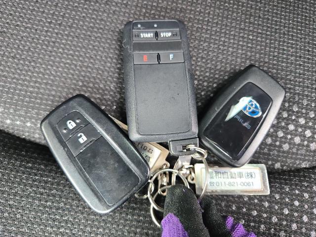 プリウス ＳセーフティプラスＩＩ　４ＷＤ　ドライブレコーダー　ＥＴＣ　クリアランスソナー　レーンアシスト　オートクルーズコントロール　衝突被害軽減システム　バックカメラ　ナビ　ＴＶ　アルミホイール　オートマチックハイビーム（11枚目）