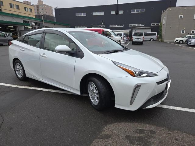 プリウス ＳセーフティプラスＩＩ　４ＷＤ　ドライブレコーダー　ＥＴＣ　クリアランスソナー　レーンアシスト　オートクルーズコントロール　衝突被害軽減システム　バックカメラ　ナビ　ＴＶ　アルミホイール　オートマチックハイビーム（13枚目）