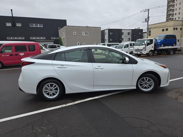 プリウス ＳセーフティプラスＩＩ　４ＷＤ　ドライブレコーダー　ＥＴＣ　クリアランスソナー　レーンアシスト　オートクルーズコントロール　衝突被害軽減システム　バックカメラ　ナビ　ＴＶ　アルミホイール　オートマチックハイビーム（15枚目）