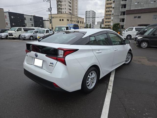 プリウス ＳセーフティプラスＩＩ　４ＷＤ　ドライブレコーダー　ＥＴＣ　クリアランスソナー　レーンアシスト　オートクルーズコントロール　衝突被害軽減システム　バックカメラ　ナビ　ＴＶ　アルミホイール　オートマチックハイビーム（16枚目）