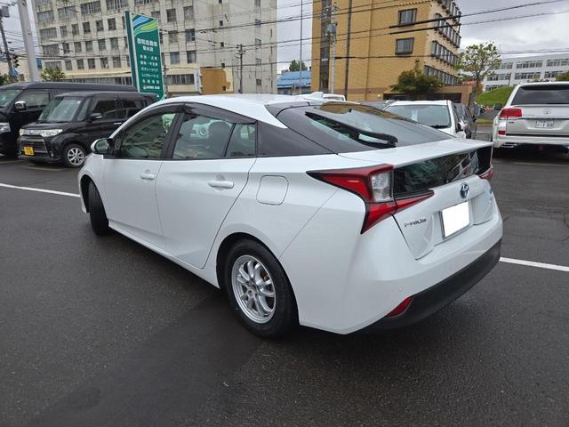 プリウス ＳセーフティプラスＩＩ　４ＷＤ　ドライブレコーダー　ＥＴＣ　クリアランスソナー　レーンアシスト　オートクルーズコントロール　衝突被害軽減システム　バックカメラ　ナビ　ＴＶ　アルミホイール　オートマチックハイビーム（18枚目）