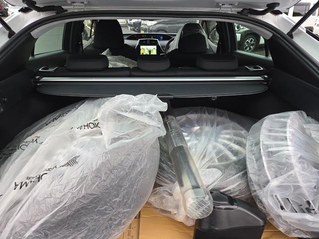 プリウス ＳセーフティプラスＩＩ　４ＷＤ　ドライブレコーダー　ＥＴＣ　クリアランスソナー　レーンアシスト　オートクルーズコントロール　衝突被害軽減システム　バックカメラ　ナビ　ＴＶ　アルミホイール　オートマチックハイビーム（19枚目）