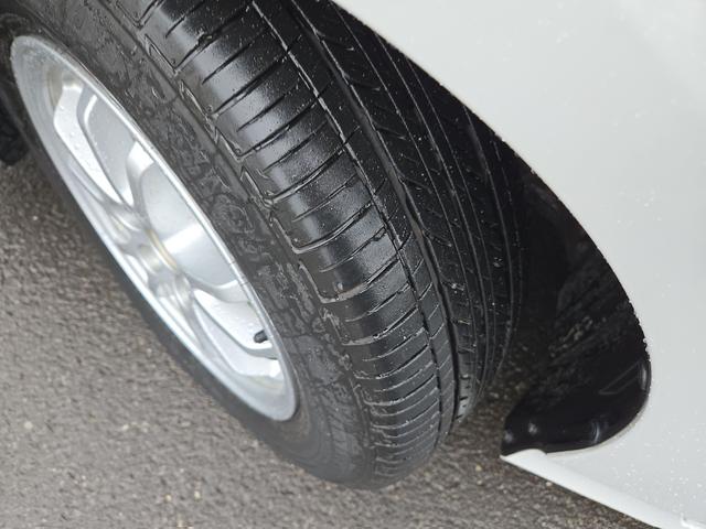 プリウス ＳセーフティプラスＩＩ　４ＷＤ　ドライブレコーダー　ＥＴＣ　クリアランスソナー　レーンアシスト　オートクルーズコントロール　衝突被害軽減システム　バックカメラ　ナビ　ＴＶ　アルミホイール　オートマチックハイビーム（21枚目）