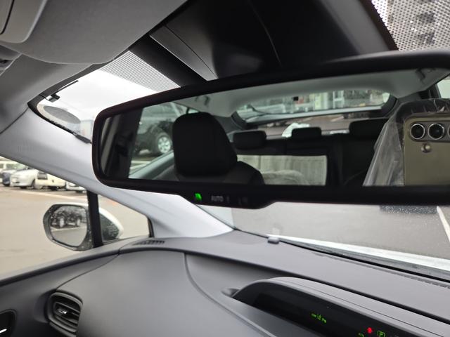 プリウス ＳセーフティプラスＩＩ　４ＷＤ　ドライブレコーダー　ＥＴＣ　クリアランスソナー　レーンアシスト　オートクルーズコントロール　衝突被害軽減システム　バックカメラ　ナビ　ＴＶ　アルミホイール　オートマチックハイビーム（25枚目）