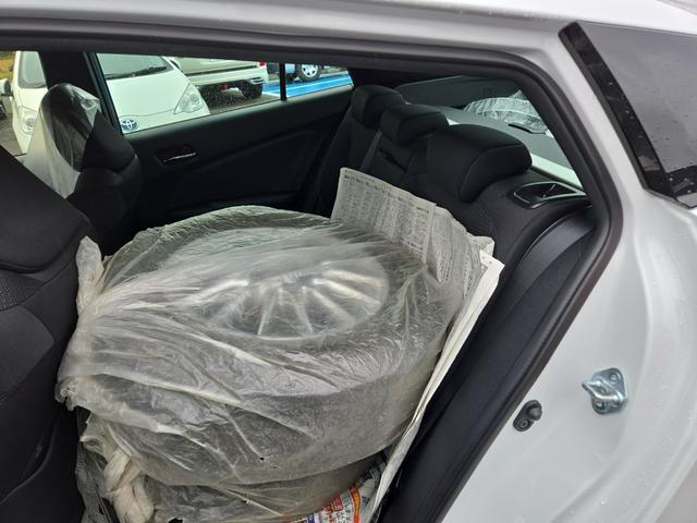 プリウス ＳセーフティプラスＩＩ　４ＷＤ　ドライブレコーダー　ＥＴＣ　クリアランスソナー　レーンアシスト　オートクルーズコントロール　衝突被害軽減システム　バックカメラ　ナビ　ＴＶ　アルミホイール　オートマチックハイビーム（26枚目）