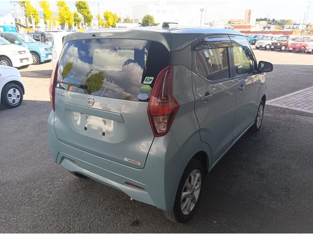 デイズ Ｘ　４ＷＤ　衝突軽減ブレーキ　Ｂｌｕｅｔｏｏｔｈ　全周囲カメラ　バックカメラ　純正ナビＴＶ　ＣＤ　スマートキー　純正アルミホイール　誤発進抑制装置　横滑り防止装置　ＡＢＳ　サイドエアバッグ（5枚目）