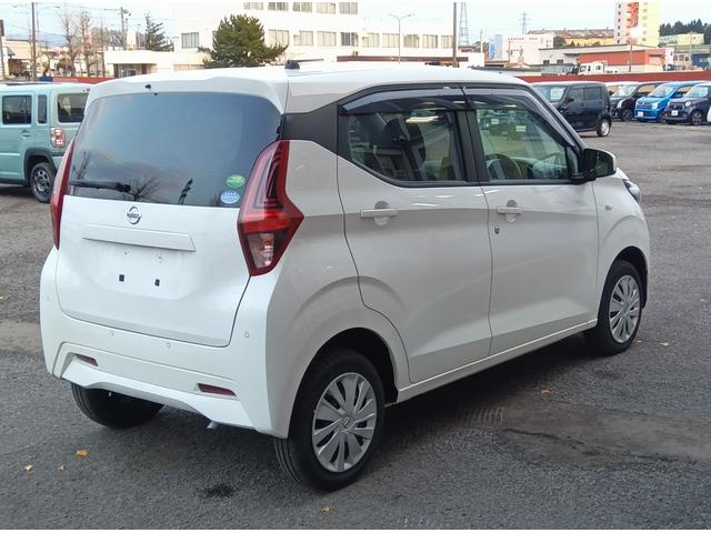 デイズ Ｂ　４ＷＤ　衝突軽減ブレーキ　シートヒーター　ミラーヒーター　ＣＤ　キーレス　アイドリングストップ　誤発進抑制装置　横滑り防止装置　Ｗ・サイドエアバッグ　ＡＢＳ（34枚目）