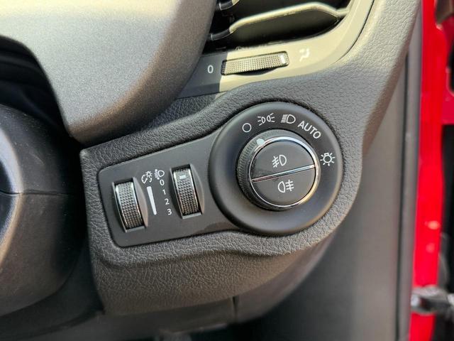 ５００Ｘ クロス　プラス　ターボ　４ｘ４　レッドヒュプノティック８９５　ブラウンレザーシート　Ｕコネクト／ＵＳＢ／ＢＴ　ドライバーアシスト／ブレーキ＋警告／斜後方接近ＢＳＭ／車線逸脱／駐車ソナー　クルーズコントロール　キセノンライト　前席ヒーター　スマートキー　夏冬タイヤ（16枚目）