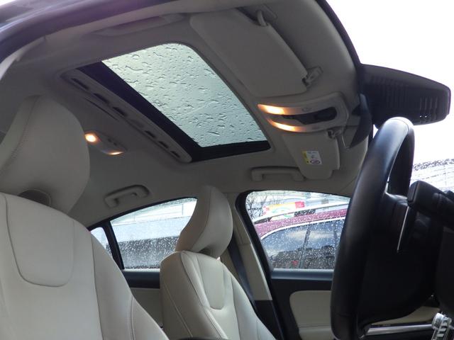 S60 T6 AWD CLASSIC 本革ソフトベージュインテリア チルトアップ機構電動サンルーフ ハーマンカードンサウンド アーバンウッドパネル ティターニアホイール 前席/ハンドルヒーター リアカメラ ナビ/BT インテリセーフ マッセルブルー721 夏冬タイヤ付(4枚目)