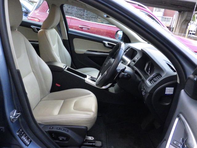 S60 T6 AWD CLASSIC 本革ソフトベージュインテリア チルトアップ機構電動サンルーフ ハーマンカードンサウンド アーバンウッドパネル ティターニアホイール 前席/ハンドルヒーター リアカメラ ナビ/BT インテリセーフ マッセルブルー721 夏冬タイヤ付(5枚目)