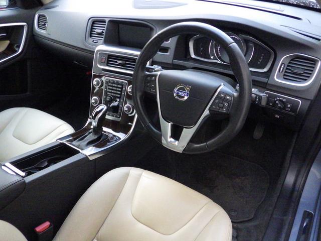 S60 T6 AWD CLASSIC 本革ソフトベージュインテリア チルトアップ機構電動サンルーフ ハーマンカードンサウンド アーバンウッドパネル ティターニアホイール 前席/ハンドルヒーター リアカメラ ナビ/BT インテリセーフ マッセルブルー721 夏冬タイヤ付(6枚目)