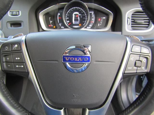 Ｓ６０ Ｔ６　ＡＷＤ　ＣＬＡＳＳＩＣ　本革ソフトベージュインテリア　チルトアップ機構電動サンルーフ　ハーマンカードンサウンド　アーバンウッドパネル　ティターニアホイール　前席／ハンドルヒーター　リアカメラ　ナビ／ＢＴ　インテリセーフ　マッセルブルー７２１　夏冬タイヤ付（18枚目）