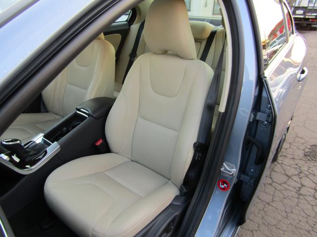 Ｓ６０ Ｔ６　ＡＷＤ　ＣＬＡＳＳＩＣ　本革ソフトベージュインテリア　チルトアップ機構電動サンルーフ　ハーマンカードンサウンド　アーバンウッドパネル　ティターニアホイール　前席／ハンドルヒーター　リアカメラ　ナビ／ＢＴ　インテリセーフ　マッセルブルー７２１　夏冬タイヤ付（20枚目）