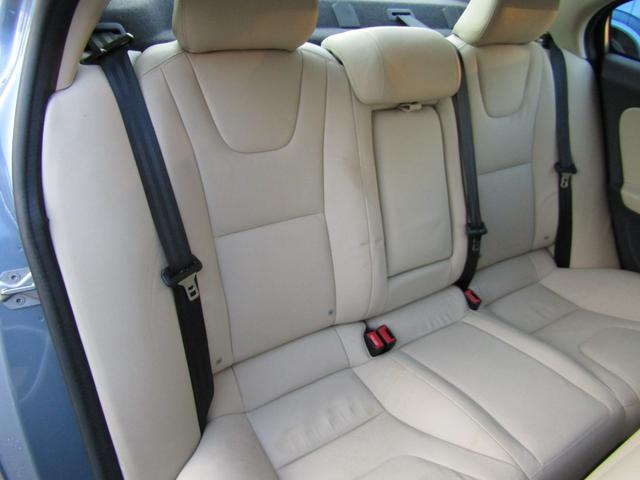 Ｓ６０ Ｔ６　ＡＷＤ　ＣＬＡＳＳＩＣ　本革ソフトベージュインテリア　チルトアップ機構電動サンルーフ　ハーマンカードンサウンド　アーバンウッドパネル　ティターニアホイール　前席／ハンドルヒーター　リアカメラ　ナビ／ＢＴ　インテリセーフ　マッセルブルー７２１　夏冬タイヤ付（21枚目）