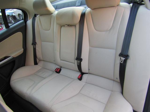 Ｓ６０ Ｔ６　ＡＷＤ　ＣＬＡＳＳＩＣ　本革ソフトベージュインテリア　チルトアップ機構電動サンルーフ　ハーマンカードンサウンド　アーバンウッドパネル　ティターニアホイール　前席／ハンドルヒーター　リアカメラ　ナビ／ＢＴ　インテリセーフ　マッセルブルー７２１　夏冬タイヤ付（22枚目）