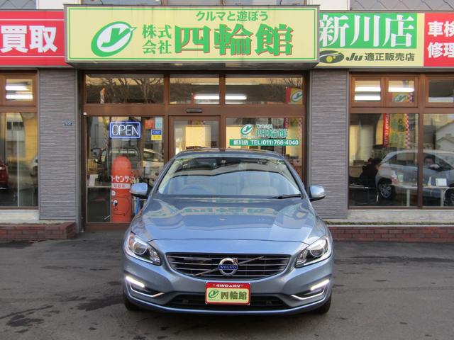 Ｓ６０ Ｔ６　ＡＷＤ　ＣＬＡＳＳＩＣ　本革ソフトベージュインテリア　チルトアップ機構電動サンルーフ　ハーマンカードンサウンド　アーバンウッドパネル　ティターニアホイール　前席／ハンドルヒーター　リアカメラ　ナビ／ＢＴ　インテリセーフ　マッセルブルー７２１　夏冬タイヤ付（25枚目）