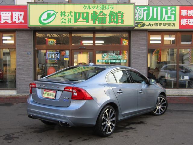 Ｓ６０ Ｔ６　ＡＷＤ　ＣＬＡＳＳＩＣ　本革ソフトベージュインテリア　チルトアップ機構電動サンルーフ　ハーマンカードンサウンド　アーバンウッドパネル　ティターニアホイール　前席／ハンドルヒーター　リアカメラ　ナビ／ＢＴ　インテリセーフ　マッセルブルー７２１　夏冬タイヤ付（28枚目）