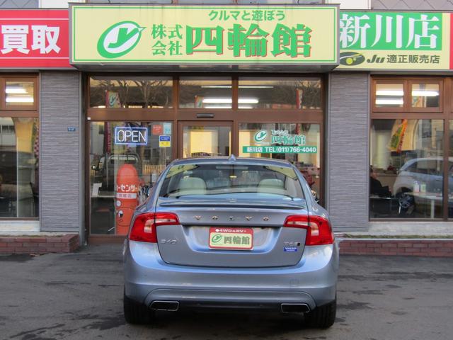 Ｓ６０ Ｔ６　ＡＷＤ　ＣＬＡＳＳＩＣ　本革ソフトベージュインテリア　チルトアップ機構電動サンルーフ　ハーマンカードンサウンド　アーバンウッドパネル　ティターニアホイール　前席／ハンドルヒーター　リアカメラ　ナビ／ＢＴ　インテリセーフ　マッセルブルー７２１　夏冬タイヤ付（29枚目）