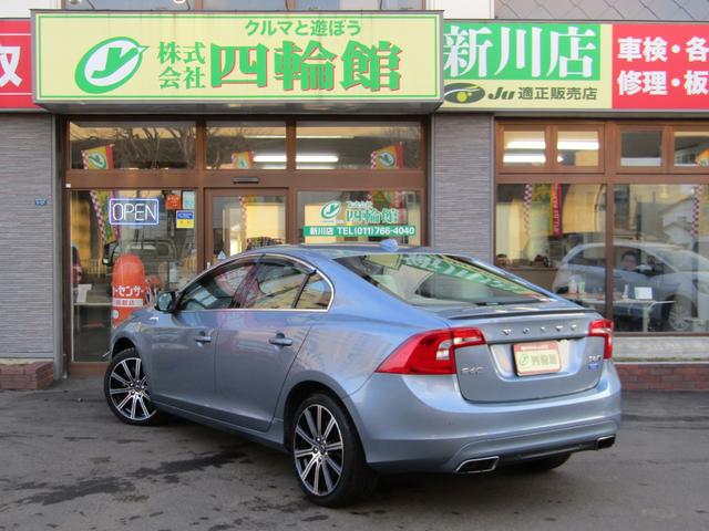 Ｓ６０ Ｔ６　ＡＷＤ　ＣＬＡＳＳＩＣ　本革ソフトベージュインテリア　チルトアップ機構電動サンルーフ　ハーマンカードンサウンド　アーバンウッドパネル　ティターニアホイール　前席／ハンドルヒーター　リアカメラ　ナビ／ＢＴ　インテリセーフ　マッセルブルー７２１　夏冬タイヤ付（30枚目）