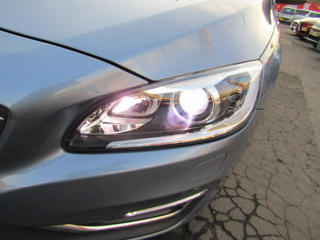 Ｓ６０ Ｔ６　ＡＷＤ　ＣＬＡＳＳＩＣ　本革ソフトベージュインテリア　チルトアップ機構電動サンルーフ　ハーマンカードンサウンド　アーバンウッドパネル　ティターニアホイール　前席／ハンドルヒーター　リアカメラ　ナビ／ＢＴ　インテリセーフ　マッセルブルー７２１　夏冬タイヤ付（40枚目）