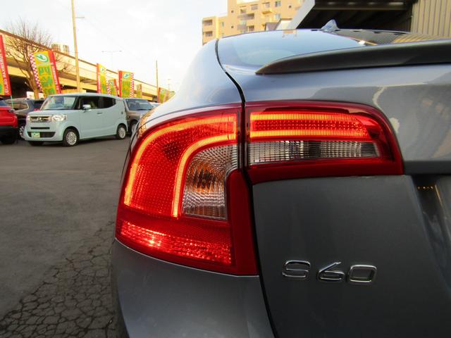 Ｓ６０ Ｔ６　ＡＷＤ　ＣＬＡＳＳＩＣ　本革ソフトベージュインテリア　チルトアップ機構電動サンルーフ　ハーマンカードンサウンド　アーバンウッドパネル　ティターニアホイール　前席／ハンドルヒーター　リアカメラ　ナビ／ＢＴ　インテリセーフ　マッセルブルー７２１　夏冬タイヤ付（41枚目）