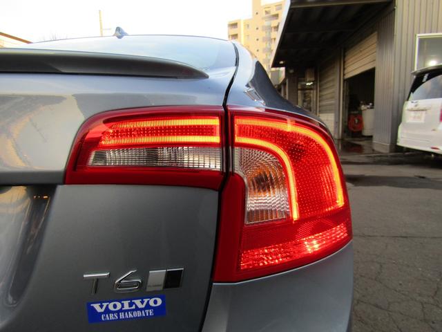 Ｓ６０ Ｔ６　ＡＷＤ　ＣＬＡＳＳＩＣ　本革ソフトベージュインテリア　チルトアップ機構電動サンルーフ　ハーマンカードンサウンド　アーバンウッドパネル　ティターニアホイール　前席／ハンドルヒーター　リアカメラ　ナビ／ＢＴ　インテリセーフ　マッセルブルー７２１　夏冬タイヤ付（42枚目）