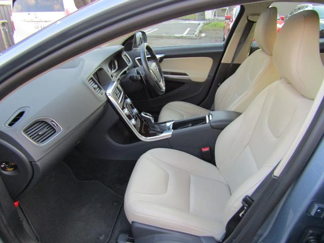 Ｓ６０ Ｔ６　ＡＷＤ　ＣＬＡＳＳＩＣ　本革ソフトベージュインテリア　チルトアップ機構電動サンルーフ　ハーマンカードンサウンド　アーバンウッドパネル　ティターニアホイール　前席／ハンドルヒーター　リアカメラ　ナビ／ＢＴ　インテリセーフ　マッセルブルー７２１　夏冬タイヤ付（49枚目）