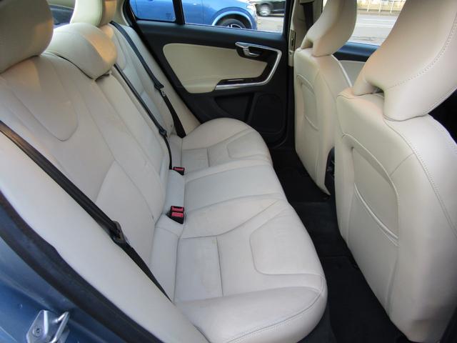 Ｓ６０ Ｔ６　ＡＷＤ　ＣＬＡＳＳＩＣ　本革ソフトベージュインテリア　チルトアップ機構電動サンルーフ　ハーマンカードンサウンド　アーバンウッドパネル　ティターニアホイール　前席／ハンドルヒーター　リアカメラ　ナビ／ＢＴ　インテリセーフ　マッセルブルー７２１　夏冬タイヤ付（50枚目）