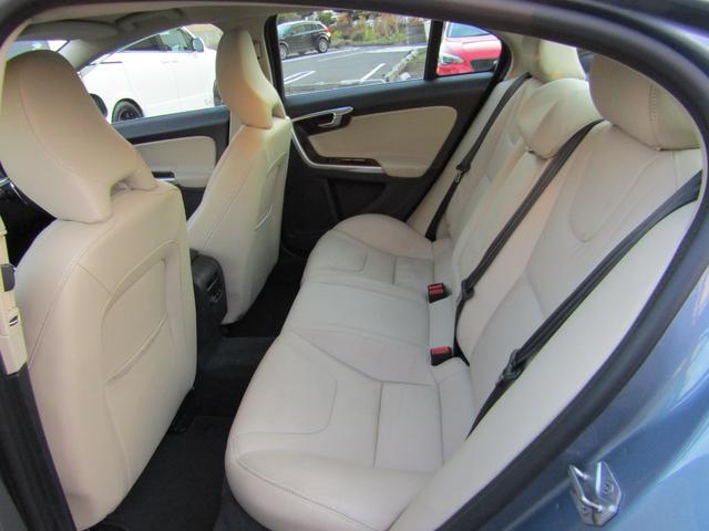 Ｓ６０ Ｔ６　ＡＷＤ　ＣＬＡＳＳＩＣ　本革ソフトベージュインテリア　チルトアップ機構電動サンルーフ　ハーマンカードンサウンド　アーバンウッドパネル　ティターニアホイール　前席／ハンドルヒーター　リアカメラ　ナビ／ＢＴ　インテリセーフ　マッセルブルー７２１　夏冬タイヤ付（51枚目）