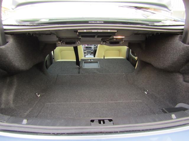 Ｓ６０ Ｔ６　ＡＷＤ　ＣＬＡＳＳＩＣ　本革ソフトベージュインテリア　チルトアップ機構電動サンルーフ　ハーマンカードンサウンド　アーバンウッドパネル　ティターニアホイール　前席／ハンドルヒーター　リアカメラ　ナビ／ＢＴ　インテリセーフ　マッセルブルー７２１　夏冬タイヤ付（52枚目）