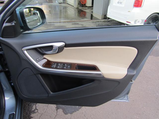 Ｓ６０ Ｔ６　ＡＷＤ　ＣＬＡＳＳＩＣ　本革ソフトベージュインテリア　チルトアップ機構電動サンルーフ　ハーマンカードンサウンド　アーバンウッドパネル　ティターニアホイール　前席／ハンドルヒーター　リアカメラ　ナビ／ＢＴ　インテリセーフ　マッセルブルー７２１　夏冬タイヤ付（56枚目）