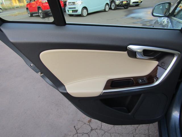 Ｓ６０ Ｔ６　ＡＷＤ　ＣＬＡＳＳＩＣ　本革ソフトベージュインテリア　チルトアップ機構電動サンルーフ　ハーマンカードンサウンド　アーバンウッドパネル　ティターニアホイール　前席／ハンドルヒーター　リアカメラ　ナビ／ＢＴ　インテリセーフ　マッセルブルー７２１　夏冬タイヤ付（57枚目）