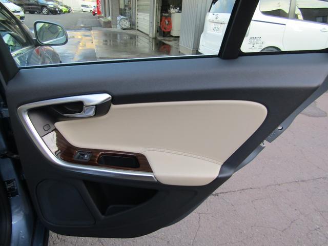 Ｓ６０ Ｔ６　ＡＷＤ　ＣＬＡＳＳＩＣ　本革ソフトベージュインテリア　チルトアップ機構電動サンルーフ　ハーマンカードンサウンド　アーバンウッドパネル　ティターニアホイール　前席／ハンドルヒーター　リアカメラ　ナビ／ＢＴ　インテリセーフ　マッセルブルー７２１　夏冬タイヤ付（58枚目）