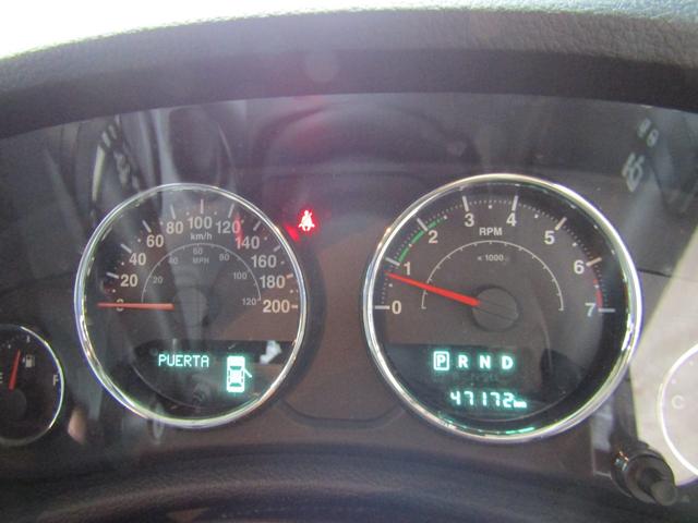 ジープ・ラングラーアンリミテッド アルティテュード 4x4 特別仕様 ブラックレザーインテリア フードパワーバルジ グロスブラックホイール 前席ヒーター クルーズコントロール サイドカメラ 革ハンドル フロント/リヤフォグ 後席プライバシーガラス キーレス ETC 下まわり防錆施工 夏冬タイヤ付(3枚目)