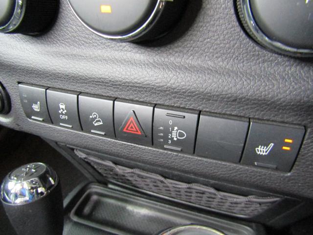 ジープ・ラングラーアンリミテッド アルティテュード 4x4 特別仕様 ブラックレザーインテリア フードパワーバルジ グロスブラックホイール 前席ヒーター クルーズコントロール サイドカメラ 革ハンドル フロント/リヤフォグ 後席プライバシーガラス キーレス ETC 下まわり防錆施工 夏冬タイヤ付(4枚目)