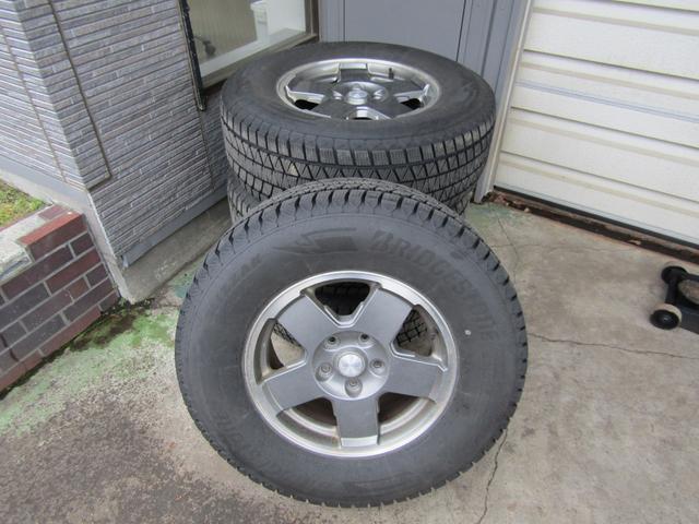 ジープ・ラングラーアンリミテッド アルティテュード 4x4 特別仕様 ブラックレザーインテリア フードパワーバルジ グロスブラックホイール 前席ヒーター クルーズコントロール サイドカメラ 革ハンドル フロント/リヤフォグ 後席プライバシーガラス キーレス ETC 下まわり防錆施工 夏冬タイヤ付(6枚目)