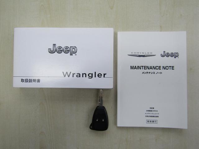 ジープ・ラングラーアンリミテッド アルティテュード 4x4 特別仕様 ブラックレザーインテリア フードパワーバルジ グロスブラックホイール 前席ヒーター クルーズコントロール サイドカメラ 革ハンドル フロント/リヤフォグ 後席プライバシーガラス キーレス ETC 下まわり防錆施工 夏冬タイヤ付(10枚目)