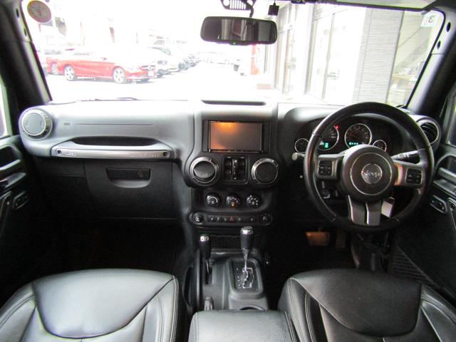 ジープ・ラングラーアンリミテッド アルティテュード 4x4 特別仕様 ブラックレザーインテリア フードパワーバルジ グロスブラックホイール 前席ヒーター クルーズコントロール サイドカメラ 革ハンドル フロント/リヤフォグ 後席プライバシーガラス キーレス ETC 下まわり防錆施工 夏冬タイヤ付(11枚目)