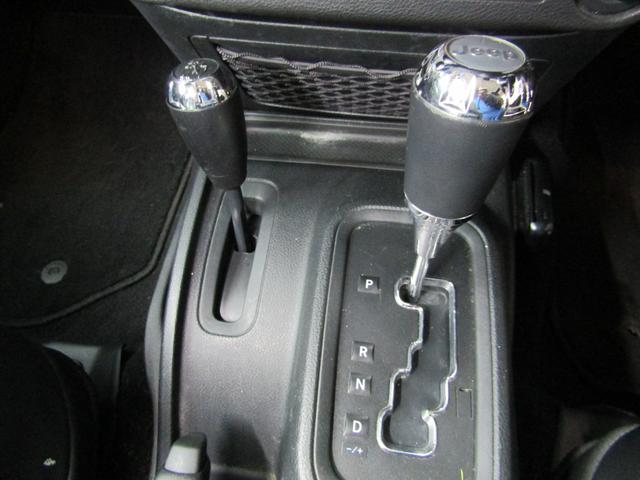 ジープ・ラングラーアンリミテッド アルティテュード 4x4 特別仕様 ブラックレザーインテリア フードパワーバルジ グロスブラックホイール 前席ヒーター クルーズコントロール サイドカメラ 革ハンドル フロント/リヤフォグ 後席プライバシーガラス キーレス ETC 下まわり防錆施工 夏冬タイヤ付(14枚目)