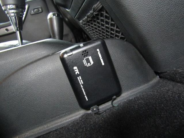 ジープ・ラングラーアンリミテッド アルティテュード 4x4 特別仕様 ブラックレザーインテリア フードパワーバルジ グロスブラックホイール 前席ヒーター クルーズコントロール サイドカメラ 革ハンドル フロント/リヤフォグ 後席プライバシーガラス キーレス ETC 下まわり防錆施工 夏冬タイヤ付(15枚目)