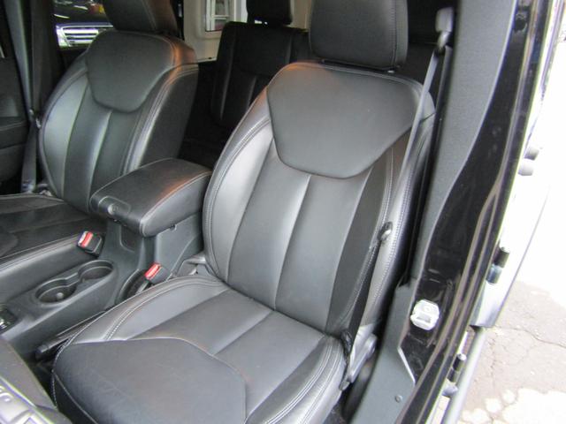 ジープ・ラングラーアンリミテッド アルティテュード 4x4 特別仕様 ブラックレザーインテリア フードパワーバルジ グロスブラックホイール 前席ヒーター クルーズコントロール サイドカメラ 革ハンドル フロント/リヤフォグ 後席プライバシーガラス キーレス ETC 下まわり防錆施工 夏冬タイヤ付(16枚目)