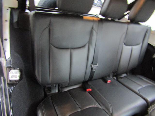 ジープ・ラングラーアンリミテッド アルティテュード 4x4 特別仕様 ブラックレザーインテリア フードパワーバルジ グロスブラックホイール 前席ヒーター クルーズコントロール サイドカメラ 革ハンドル フロント/リヤフォグ 後席プライバシーガラス キーレス ETC 下まわり防錆施工 夏冬タイヤ付(17枚目)