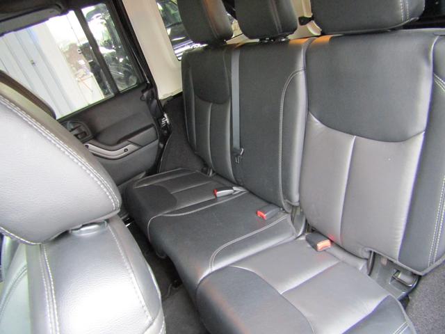 ジープ・ラングラーアンリミテッド アルティテュード 4x4 特別仕様 ブラックレザーインテリア フードパワーバルジ グロスブラックホイール 前席ヒーター クルーズコントロール サイドカメラ 革ハンドル フロント/リヤフォグ 後席プライバシーガラス キーレス ETC 下まわり防錆施工 夏冬タイヤ付(18枚目)