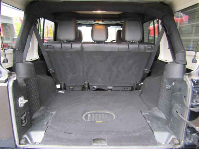 ジープ・ラングラーアンリミテッド アルティテュード 4x4 特別仕様 ブラックレザーインテリア フードパワーバルジ グロスブラックホイール 前席ヒーター クルーズコントロール サイドカメラ 革ハンドル フロント/リヤフォグ 後席プライバシーガラス キーレス ETC 下まわり防錆施工 夏冬タイヤ付(19枚目)