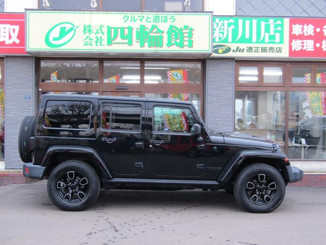 ジープ・ラングラーアンリミテッド アルティテュード 4x4 特別仕様 ブラックレザーインテリア フードパワーバルジ グロスブラックホイール 前席ヒーター クルーズコントロール サイドカメラ 革ハンドル フロント/リヤフォグ 後席プライバシーガラス キーレス ETC 下まわり防錆施工 夏冬タイヤ付(23枚目)