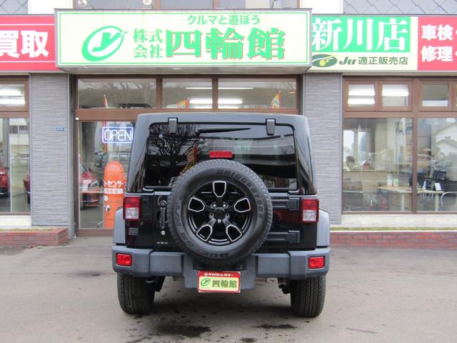 ジープ・ラングラーアンリミテッド アルティテュード 4x4 特別仕様 ブラックレザーインテリア フードパワーバルジ グロスブラックホイール 前席ヒーター クルーズコントロール サイドカメラ 革ハンドル フロント/リヤフォグ 後席プライバシーガラス キーレス ETC 下まわり防錆施工 夏冬タイヤ付(25枚目)