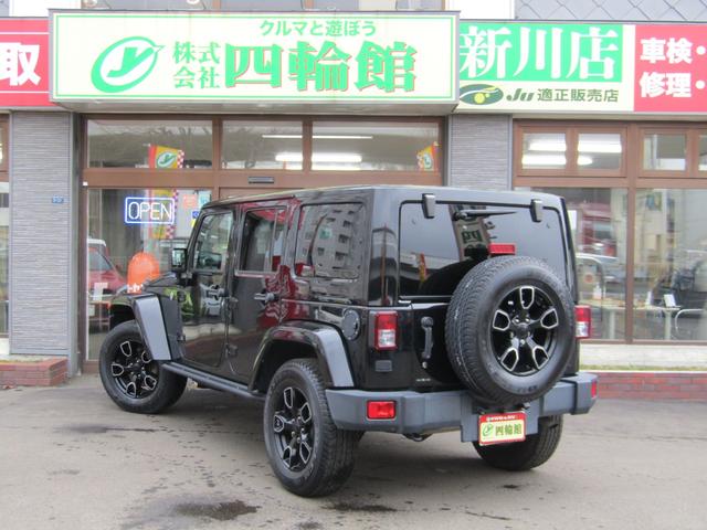 ジープ・ラングラーアンリミテッド アルティテュード 4x4 特別仕様 ブラックレザーインテリア フードパワーバルジ グロスブラックホイール 前席ヒーター クルーズコントロール サイドカメラ 革ハンドル フロント/リヤフォグ 後席プライバシーガラス キーレス ETC 下まわり防錆施工 夏冬タイヤ付(26枚目)
