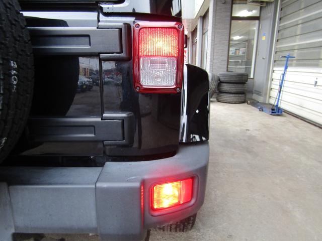 ジープ・ラングラーアンリミテッド アルティテュード 4x4 特別仕様 ブラックレザーインテリア フードパワーバルジ グロスブラックホイール 前席ヒーター クルーズコントロール サイドカメラ 革ハンドル フロント/リヤフォグ 後席プライバシーガラス キーレス ETC 下まわり防錆施工 夏冬タイヤ付(32枚目)