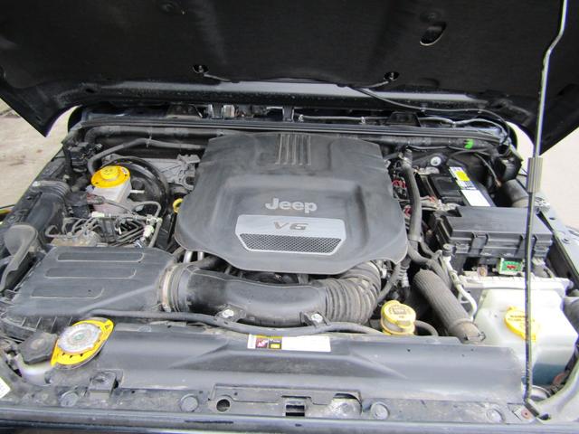 ジープ・ラングラーアンリミテッド アルティテュード 4x4 特別仕様 ブラックレザーインテリア フードパワーバルジ グロスブラックホイール 前席ヒーター クルーズコントロール サイドカメラ 革ハンドル フロント/リヤフォグ 後席プライバシーガラス キーレス ETC 下まわり防錆施工 夏冬タイヤ付(33枚目)