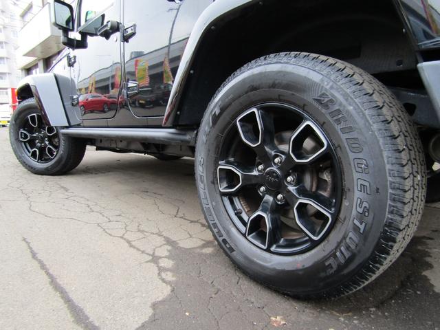 ジープ・ラングラーアンリミテッド アルティテュード 4x4 特別仕様 ブラックレザーインテリア フードパワーバルジ グロスブラックホイール 前席ヒーター クルーズコントロール サイドカメラ 革ハンドル フロント/リヤフォグ 後席プライバシーガラス キーレス ETC 下まわり防錆施工 夏冬タイヤ付(35枚目)